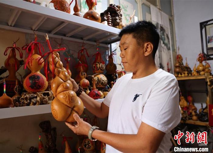 冯计刚制作的葫芦手工艺品。　孔飞 摄