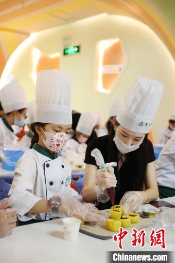 宁夏银川：亲子做月饼甜蜜迎中秋