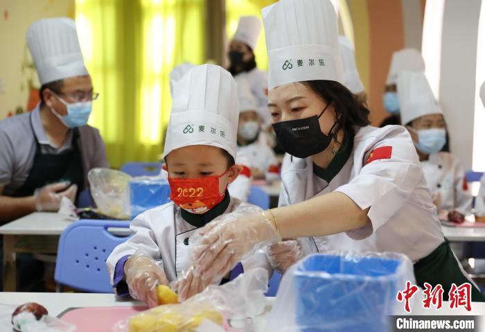 家长带着孩子在宁夏万杞园枸杞食品文化馆体验月饼DIY。　于晶 摄