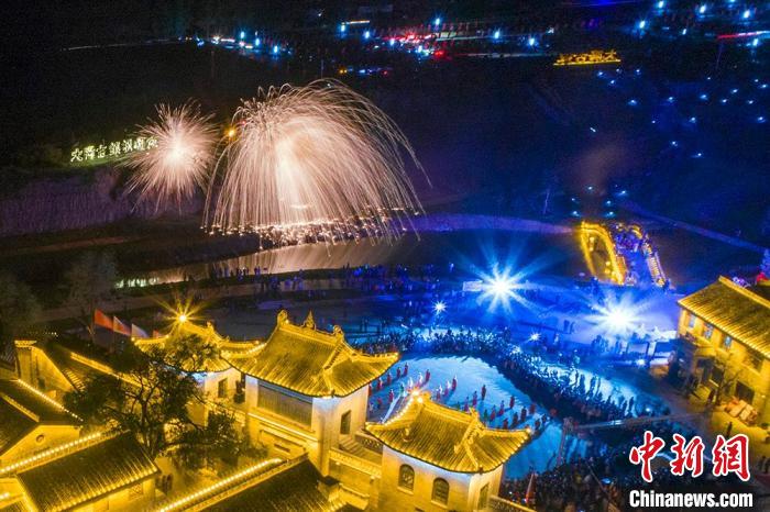 大阳古镇打铁花。　梁生仁 摄