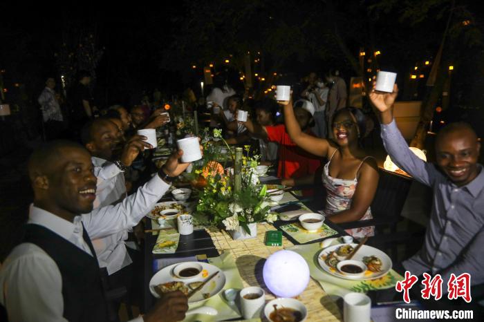 图为本次国际交流活动现场，一些外国留学生举杯庆祝中国传统节日中秋佳节。　刘力鑫 摄