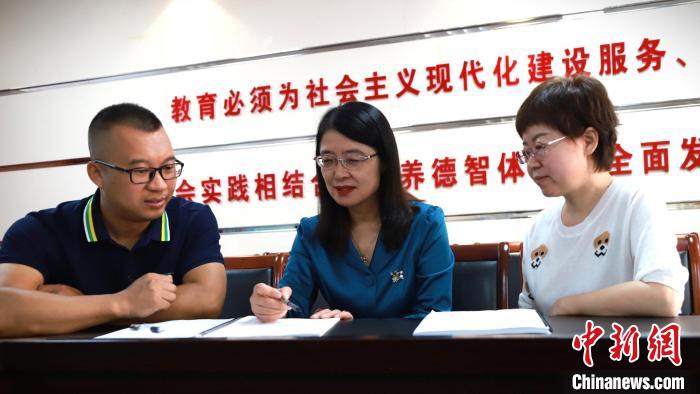 图为于秀娟为青年教师“指点迷津”。 陈先达 摄 图为于秀娟为青年教师“指点迷津”。 陈先达 摄