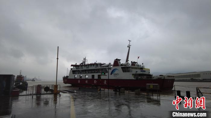 海事护航客渡运船舶靠泊。　麻宏宇供图