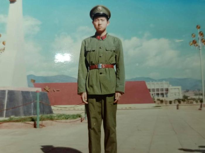 图为1987年,王强在服役的部队营区外留影。 云南腾冲出入境边防检查站供图 图为1987年,王强在服役的部队营区外留影。 云南腾冲出入境边防检查站供图