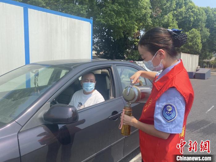 高速上的别样坚守:舍小家团圆温暖民众中秋归家路