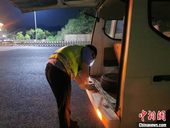 浙江省交通集团未来城收费站工作人员楼钧楠为司机更换备胎。 范晓晓 供图 浙江省交通集团未来城收费站工作人员楼钧楠为司机更换备胎。 范晓晓 供图