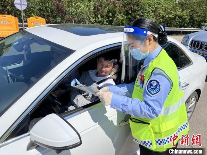 浙江省交通集团陈宅收费站收费班长钟吉利为司机指明正确路线。 范晓晓 供图 浙江省交通集团陈宅收费站收费班长钟吉利为司机指明正确路线。 范晓晓 供图