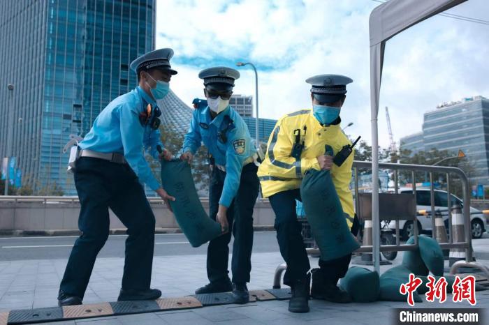 上海公安机关启动高等级勤务，快速出动、快速处置各类突发险情。　上海警方供图
