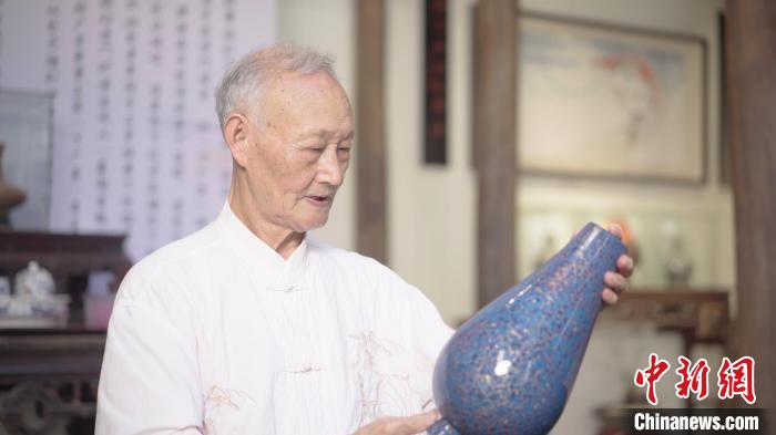 图为丁国坤检查自己的脱胎漆器作品。 李剑波 摄 图为丁国坤检查自己的脱胎漆器作品。 李剑波 摄