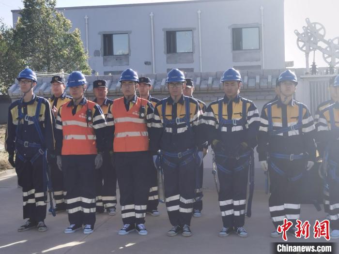 通讯:探访中国第七大沙漠深处的供电“铁军”:他们的青春在接触网上绽放