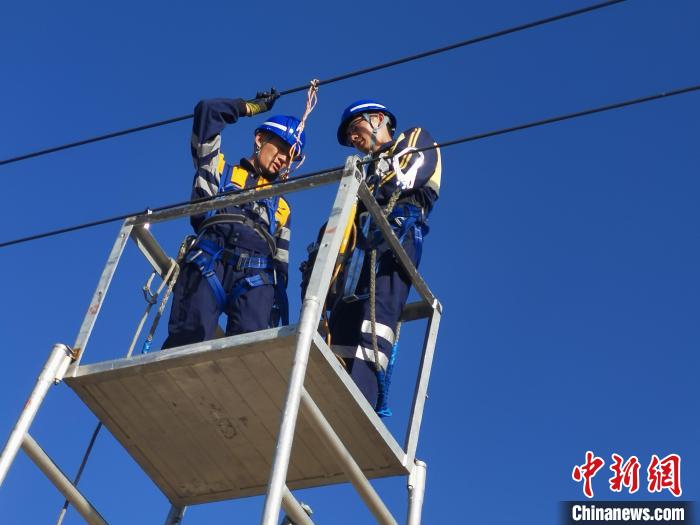 图为沙漠里的供电“铁军”。 李爱平 摄 图为沙漠里的供电“铁军”。 李爱平 摄