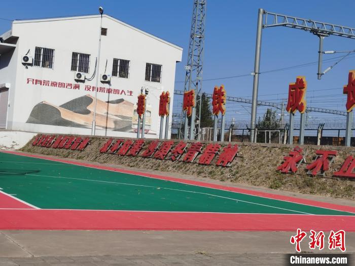 图为沙漠里的供电“铁军”。 李爱平 摄 图为沙漠里的供电“铁军”。 李爱平 摄