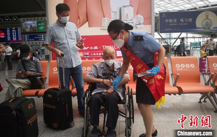 铁路客运员钟宝莲：用心用情做旅客的“贴心人”