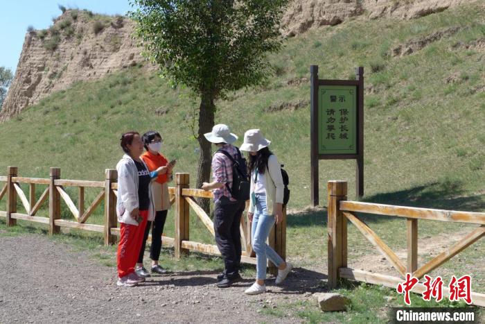 在巡查长城中,袁建琴为游客讲解如何保护长城。袁建琴 供图 受访者袁建琴供图 在巡查长城中,袁建琴为游客讲解如何保护长城。袁建琴 供图 受访者袁建琴供图