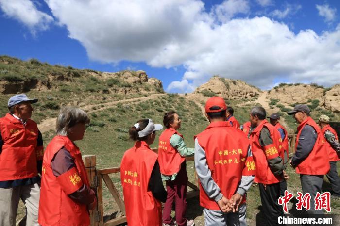 退休后的袁建琴于2020年成立大同市长城文化旅游协会。袁建琴 供图 受访者袁建琴供图 退休后的袁建琴于2020年成立大同市长城文化旅游协会。袁建琴 供图 受访者袁建琴供图