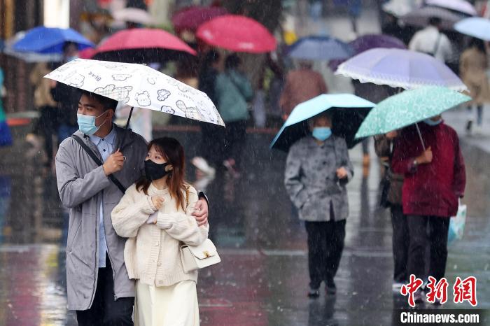 断崖式降温致全国多地“秒入冬”“冰”与“火”商品热销