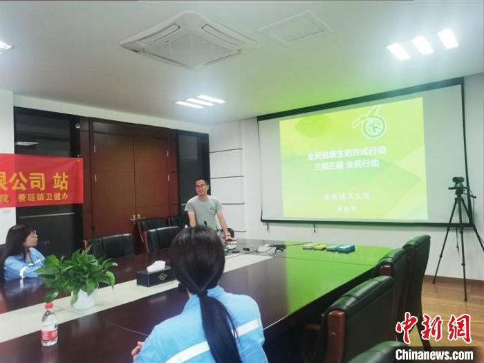 唐胜华进企业进行中医知识健康讲座 唐胜华 供图 唐胜华进企业进行中医知识健康讲座 唐胜华 供图