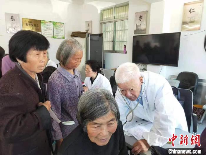 【十年@每一个奋斗的你】“银发医生团”22载义诊路:为乡民健康跋山涉水