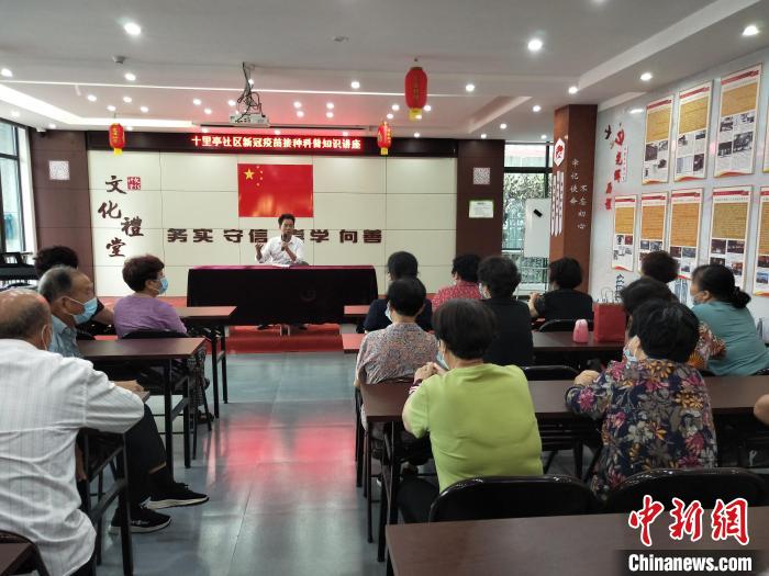 老卫协队员进行卫生科普宣传。 胡宝叉供图 老卫协队员进行卫生科普宣传。 胡宝叉供图