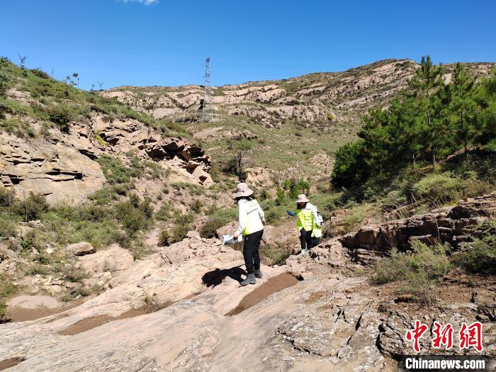 山西省测绘地理信息院第三测绘院的女测绘员野外实地踏勘。 高瑞峰 摄 山西省测绘地理信息院第三测绘院的女测绘员野外实地踏勘。 高瑞峰 摄