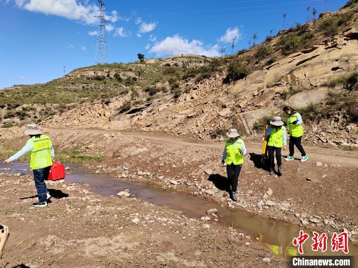 正在执行野外测绘任务的山西省测绘地理信息院第三测绘院的女测绘员。 高瑞峰 摄 正在执行野外测绘任务的山西省测绘地理信息院第三测绘院的女测绘员。 高瑞峰 摄