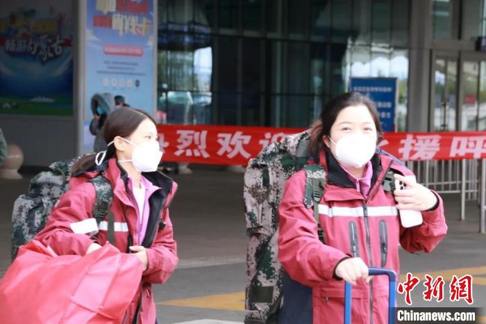 图为医疗队成员抵达呼和浩特机场。　呼和浩特机场供图