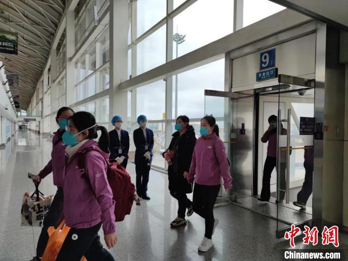 图为医疗队成员抵达呼和浩特机场。　呼和浩特机场供图