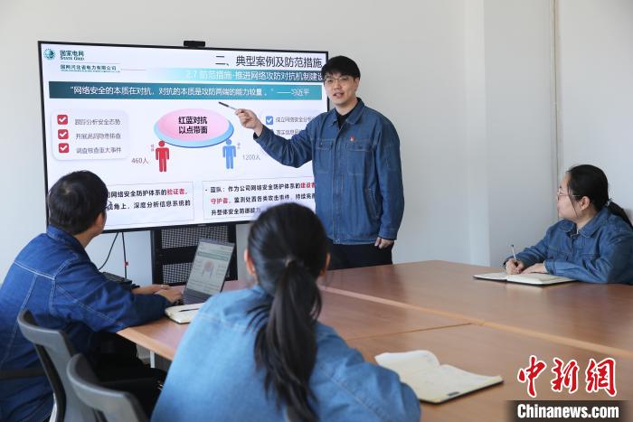 图为常杰向同事授课。 河北电科院供图 图为常杰向同事授课。 河北电科院供图