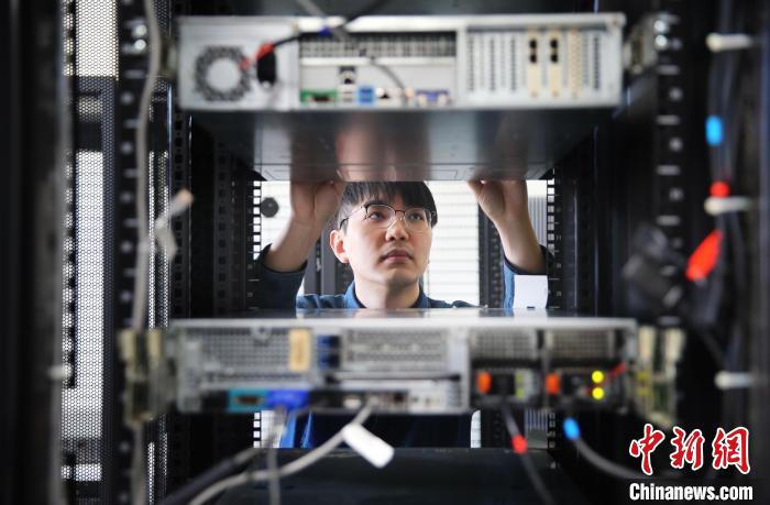 图为常杰在单位检查设备。 河北电科院供图 图为常杰在单位检查设备。 河北电科院供图