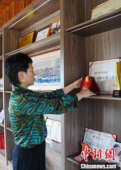 钟玉英看着获得的荣誉 王豆豆 摄 钟玉英看着获得的荣誉 王豆豆 摄