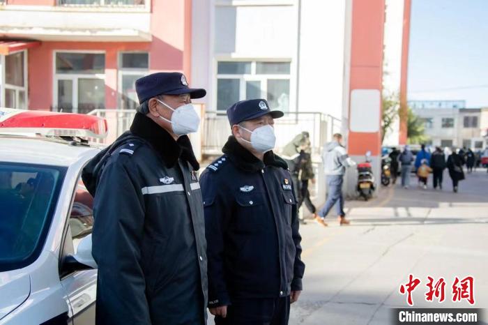 图为王福(左)和老战友庆海一起执勤。 王丹 摄 图为王福(左)和老战友庆海一起执勤。 王丹 摄