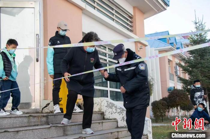 图为王福帮助居民下楼梯。 石英 摄 图为王福帮助居民下楼梯。 石英 摄