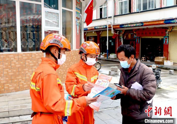 消防宣讲员发放宣传手册。 张林 摄 消防宣讲员发放宣传手册。 张林 摄