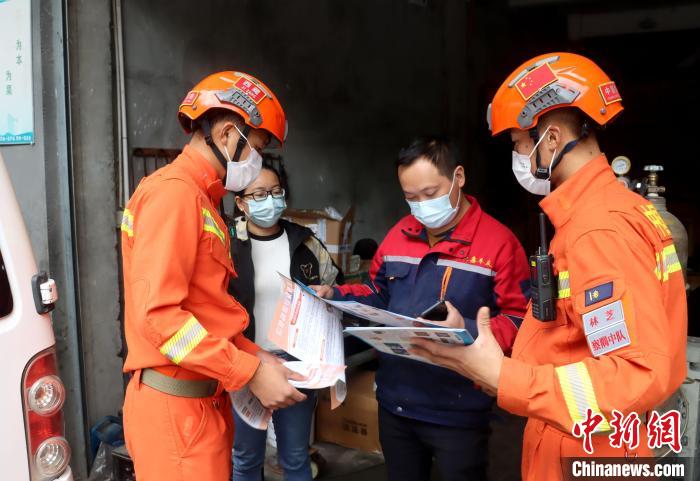 消防宣讲员开展防灾减灾宣传。 张林 摄 消防宣讲员开展防灾减灾宣传。 张林 摄