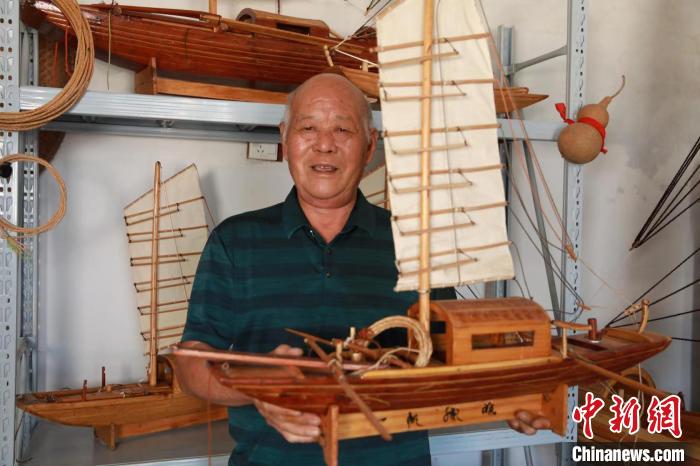 杜远慈制作的木船模型细节高度还原 向利 摄 杜远慈制作的木船模型细节高度还原 向利 摄