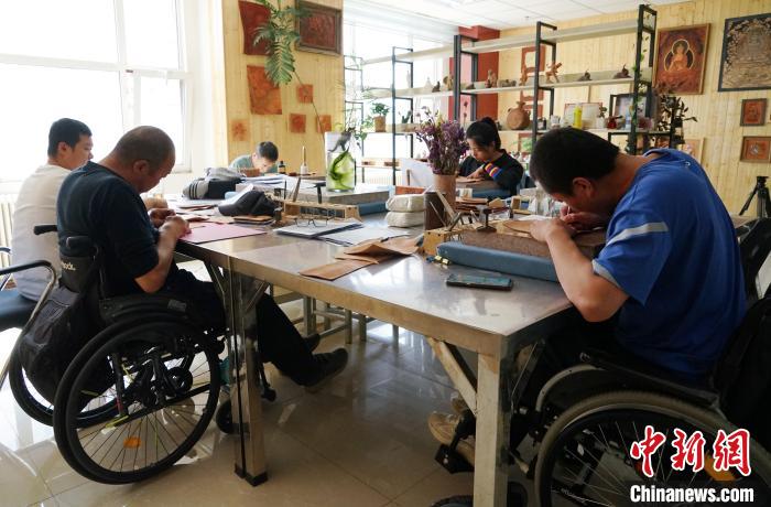 资料图为残疾人学习皮雕实现就业增收。　马铭言 摄