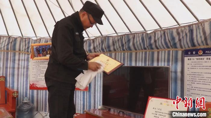 图为斯日门整理“蒙古包哨所”。 张曙亮 摄 图为斯日门整理“蒙古包哨所”。 张曙亮 摄