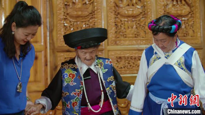 图为德都卓玛老人教授锅庄舞。　《宝藏》视频截图 摄