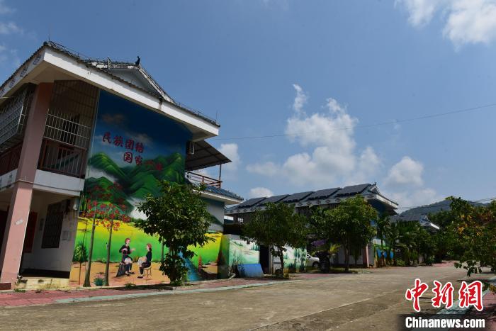 海南屯昌苗村芽石铺村村容村貌焕然一新。　林小丹 摄