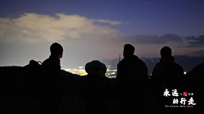 保罗与徒步伙伴。 上海广播电视台纪录片中心 供图 保罗与徒步伙伴。 上海广播电视台纪录片中心 供图