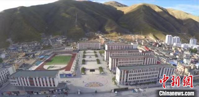 图为震后重建的玉树州民族中学。　玉树州民族中学供图