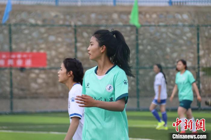 青海玉树:绿茵场上逐梦的“藏木兰”