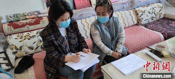 图为索娅(左一)入户开展农牧户排查工作。 根河市委宣传部供图 图为索娅(左一)入户开展农牧户排查工作。 根河市委宣传部供图