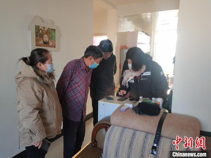 图为索娅(右一)入户为老年人安装APP。 根河市委宣传部供图 图为索娅(右一)入户为老年人安装APP。 根河市委宣传部供图