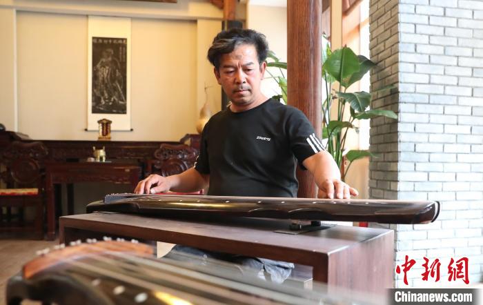宁夏斫琴匠人:“一刨一凿”传承千年古音