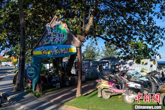 图为海南万宁日月湾一家冲浪俱乐部。　骆云飞 摄