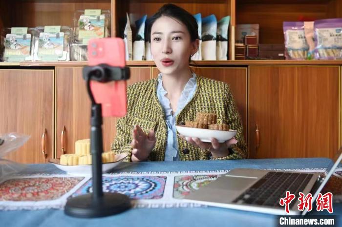 图为代青永措正在直播带货。 范培珅 摄 图为代青永措正在直播带货。 范培珅 摄