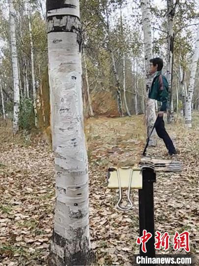 作画完成后，画板与周边环境“融为一体”。　张庆旭供图