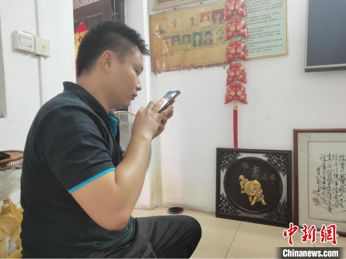 区杰杰正在使用智能手机。 牛雯莉 摄 区杰杰正在使用智能手机。 牛雯莉 摄