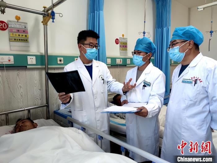 图为李雅欣为当地医生传授经验。　赵琦 摄